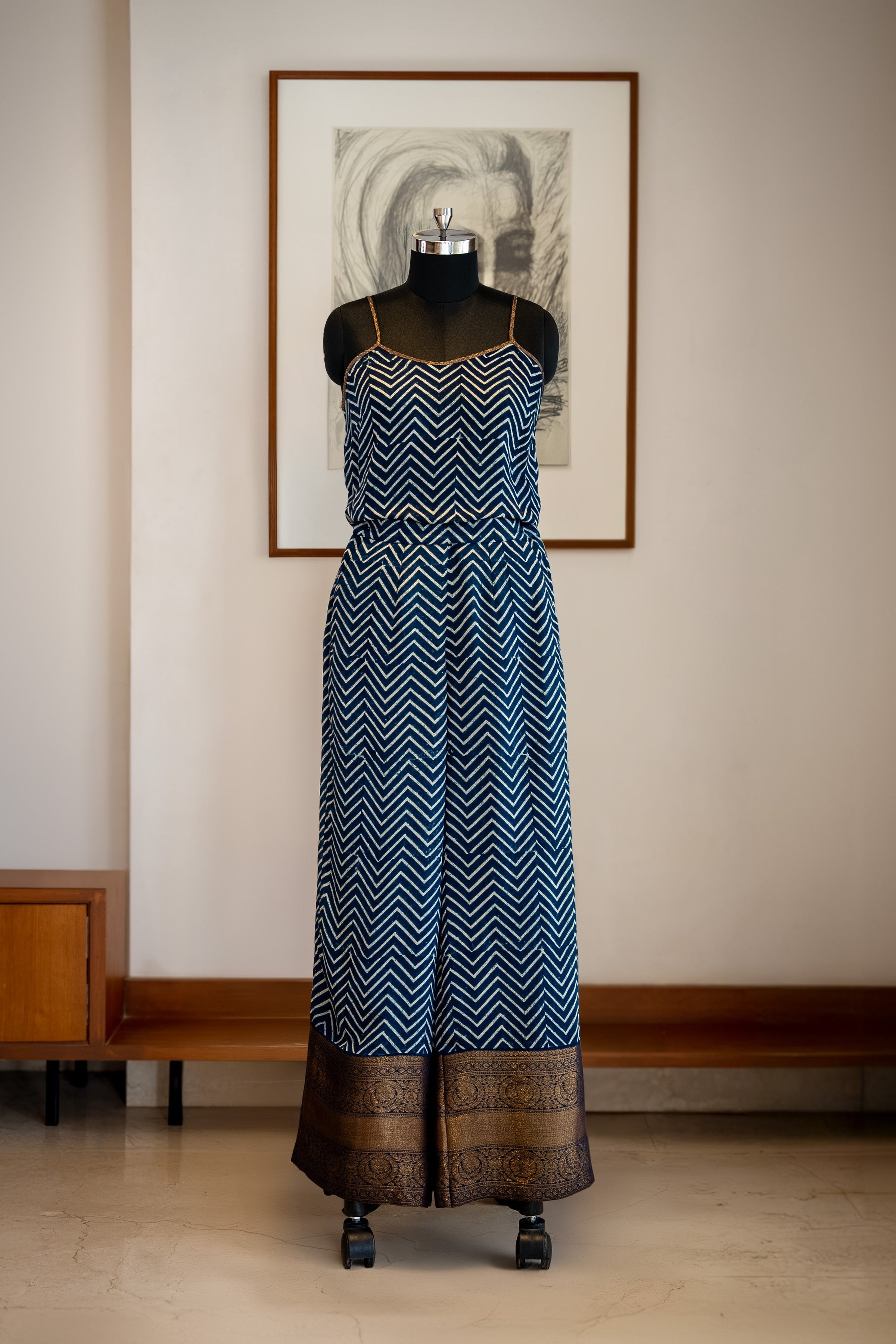 Khaabneel-A chevron-print short spaghetti top