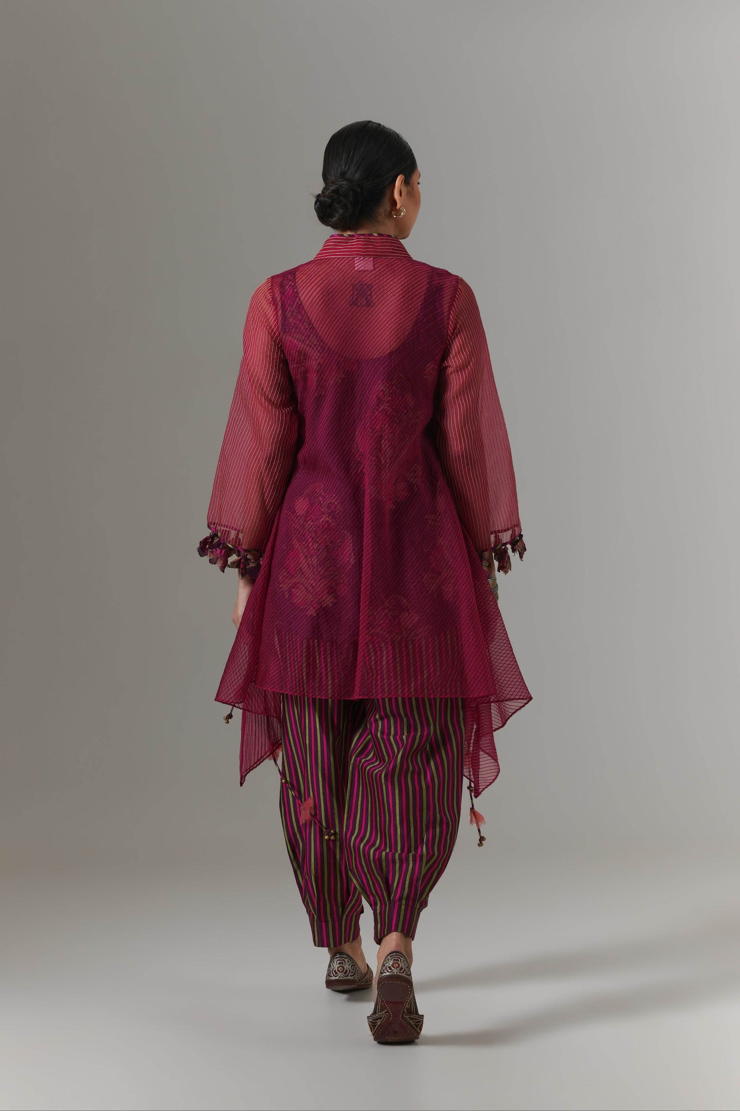 Organza quilted bias-cut kurta with paisley buta chanderi slip, and balloon pants.