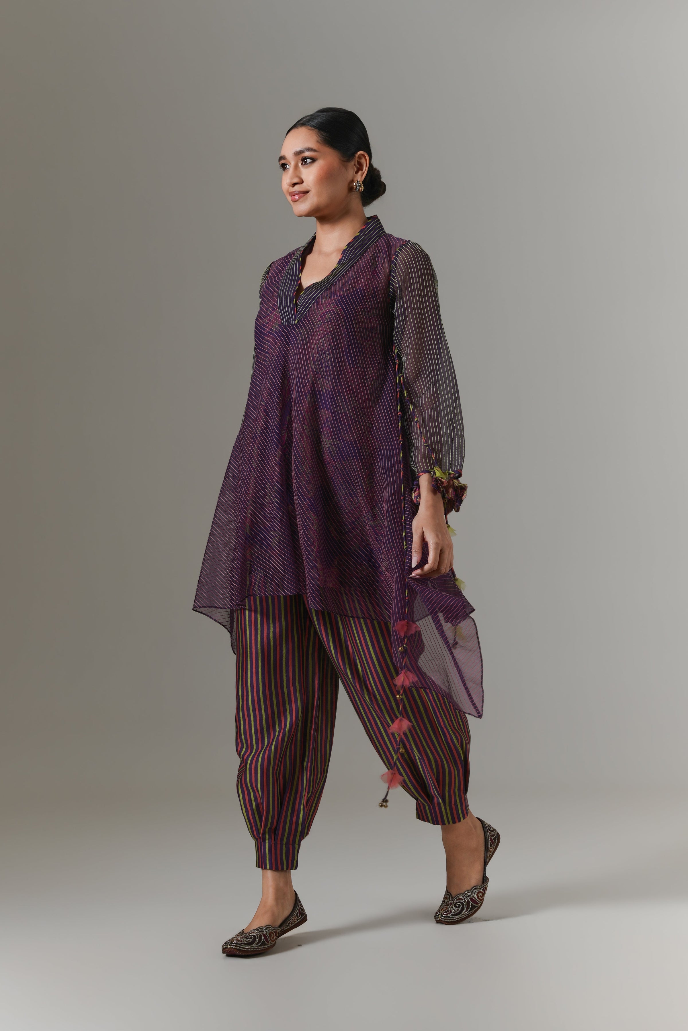 Organza quilted bias-cut kurta with all-over paisley chanderi slip, and balloon pants.