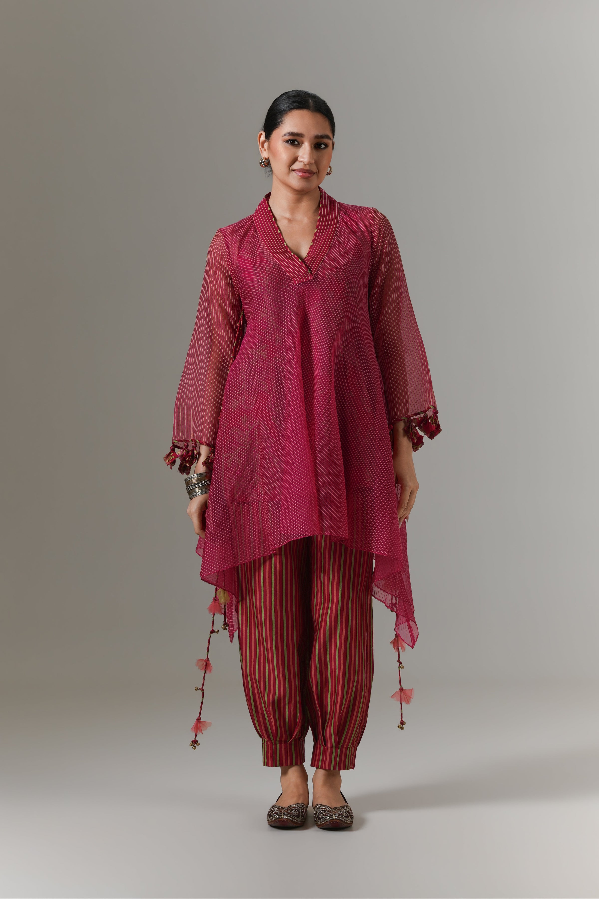 Organza quilted bias-cut kurta with all-over paisley chanderi slip, and balloon pants.