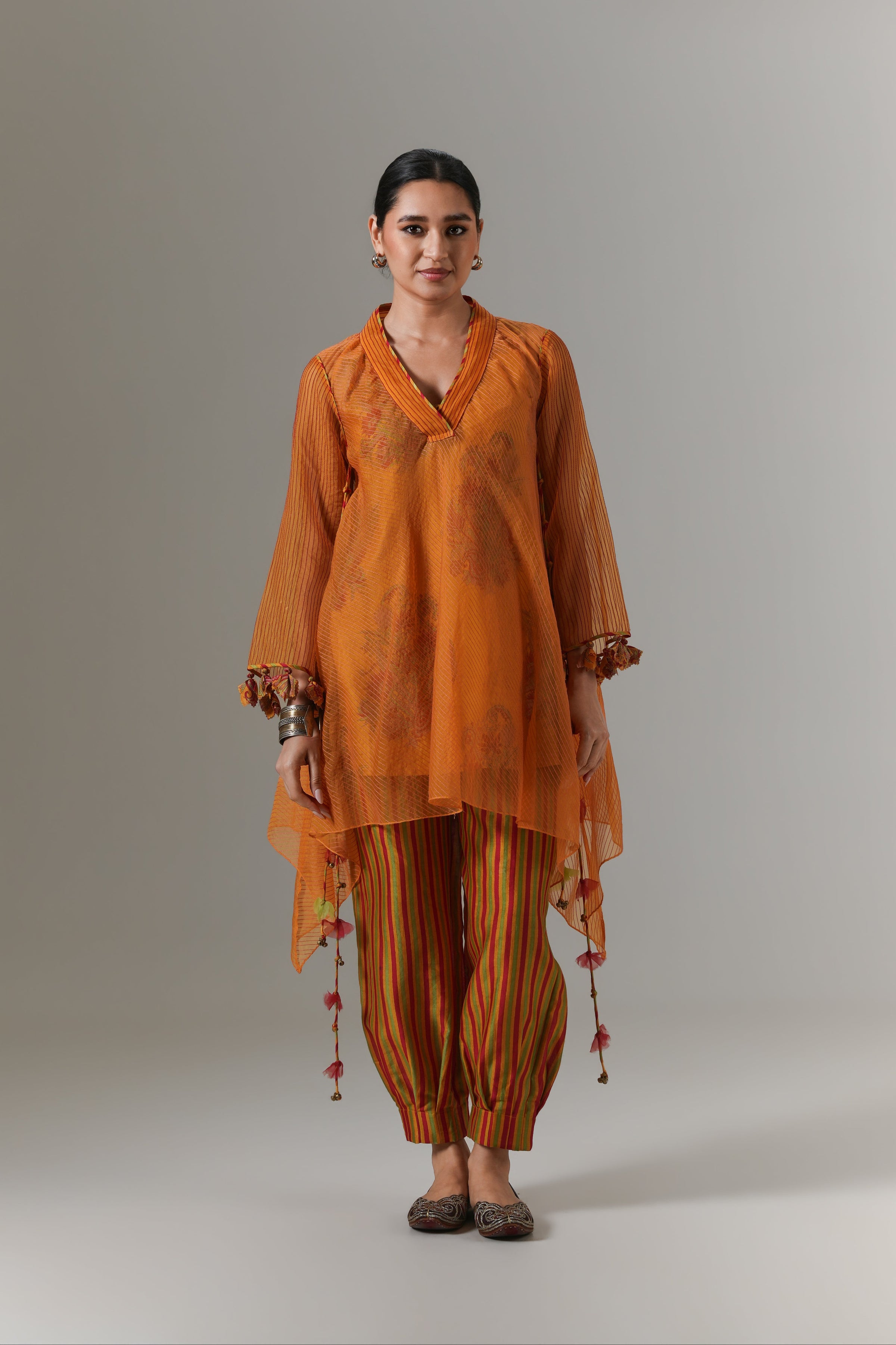 Organza quilted bias-cut kurta with paisley buta chanderi slip, and balloon pants.