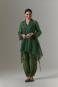 Organza quilted bias-cut kurta with all-over paisley chanderi slip, and balloon pants.