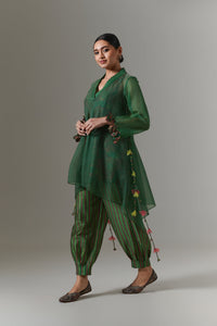 Organza quilted bias-cut kurta with all-over paisley chanderi slip, and balloon pants.